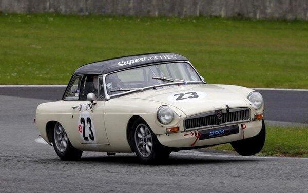 Charade : en rallye ou sur la piste, un Anglais ne perd jamais son humour !